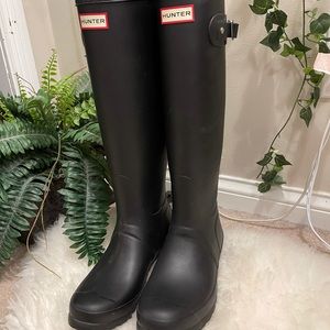 Cute black Hunter rain boots like new!!